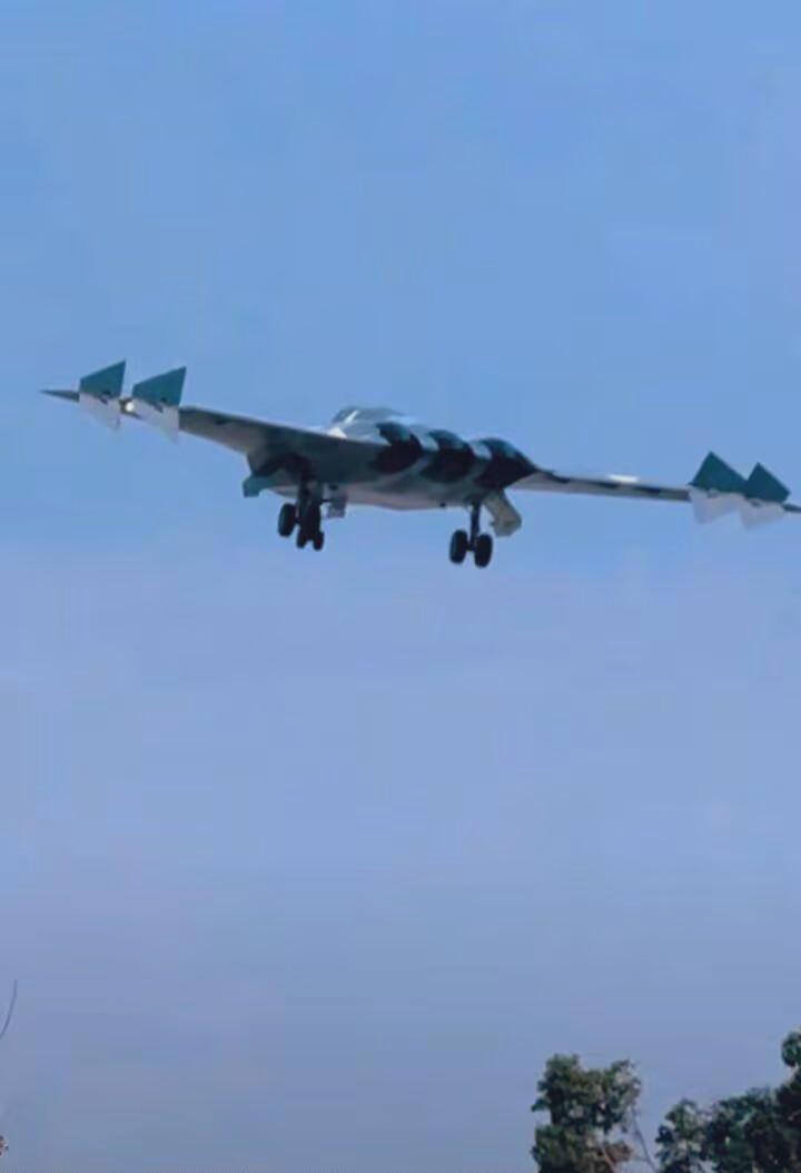 作为第一款人类第六代战斗机，首飞已经11个月，第1张图片更能代表歼-36的与众不