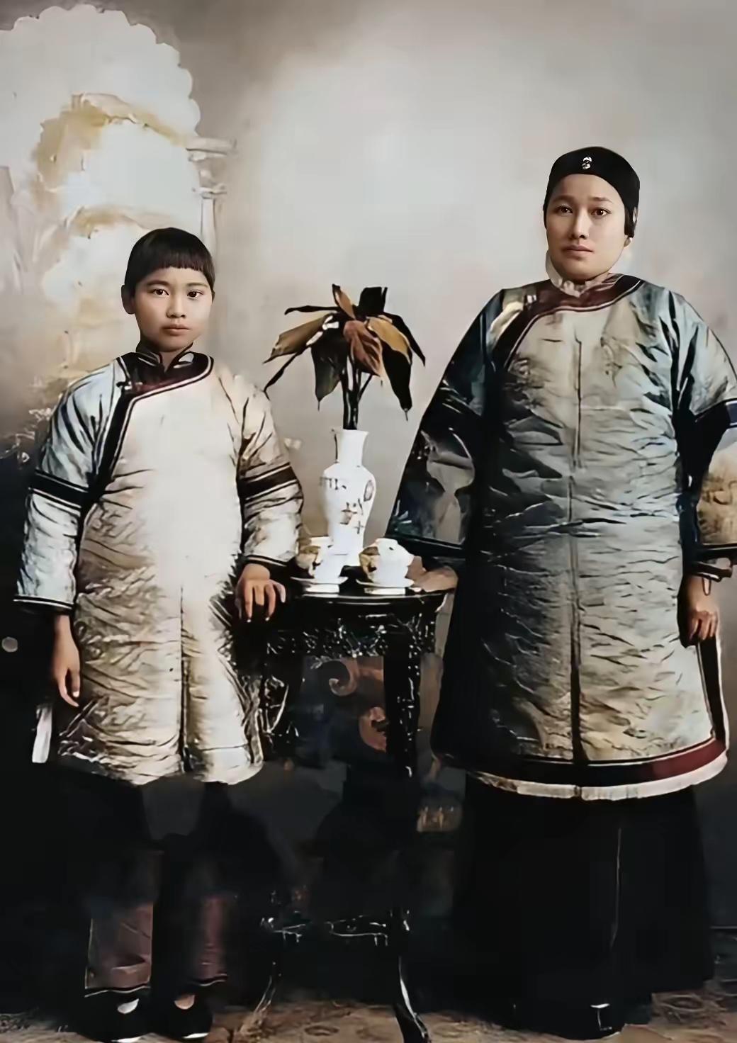 这是少女时代的宋庆龄和母亲倪桂珍的真实样貌，都看看吧，这可不是演员扮演的。倪