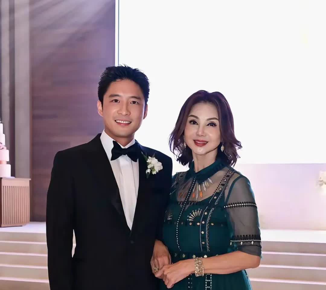 40多岁当伴郎，香港富二代结婚真迟。郭晶晶也不催催？他是章子怡的前男友，他是郭晶