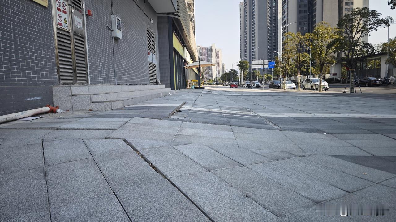 在南沙，没有任何一个楼盘可以躲得了沉降，尤其是底商路面最为经典，因为楼盘整体有桩