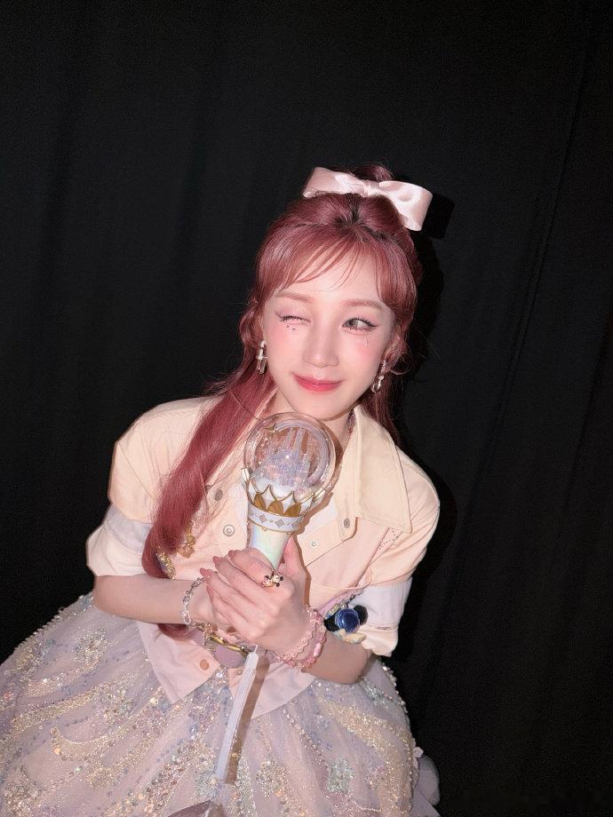 漫天童话氛围感环绕，宋雨琦打卡迪士尼美好瞬间，软萌治愈，一举一动都充满童真气息！