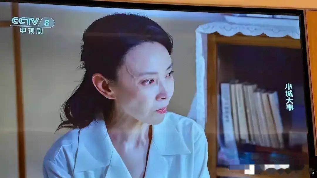 我真是怀疑自己的眼睛，这样的演员到底是怎么进入剧组的？《小城大事》的收视率这几天