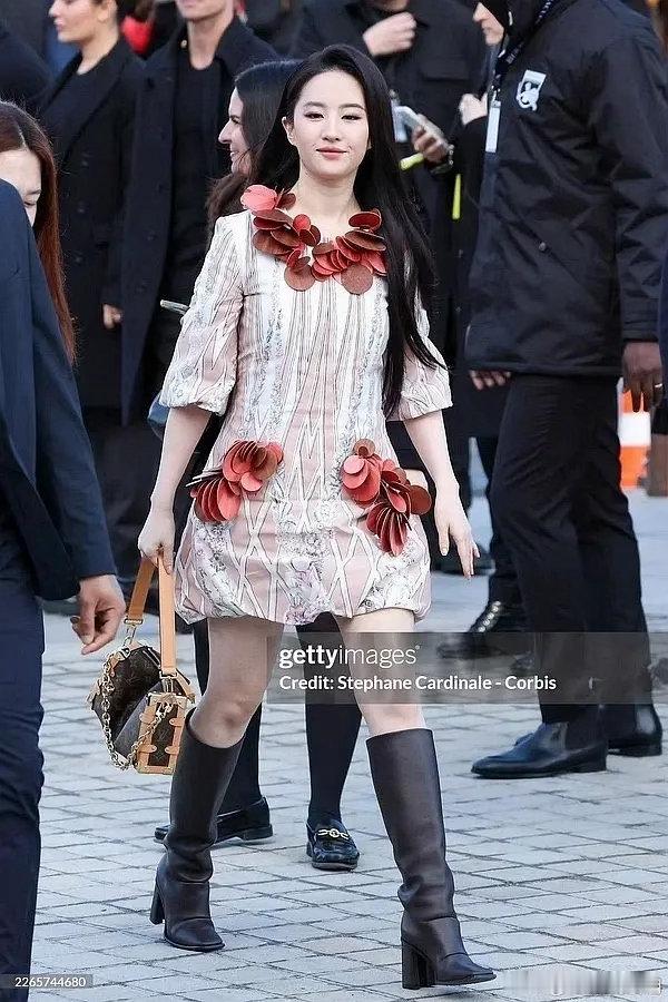 她为什么一步步变成这样了。。。。我不能接受，这俩是同一个人吗？