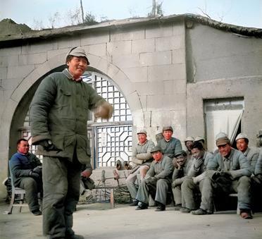 这张照片拍摄于1942年3月23日。毛主席在延安高级技术干部会上讲话。后面坐着的