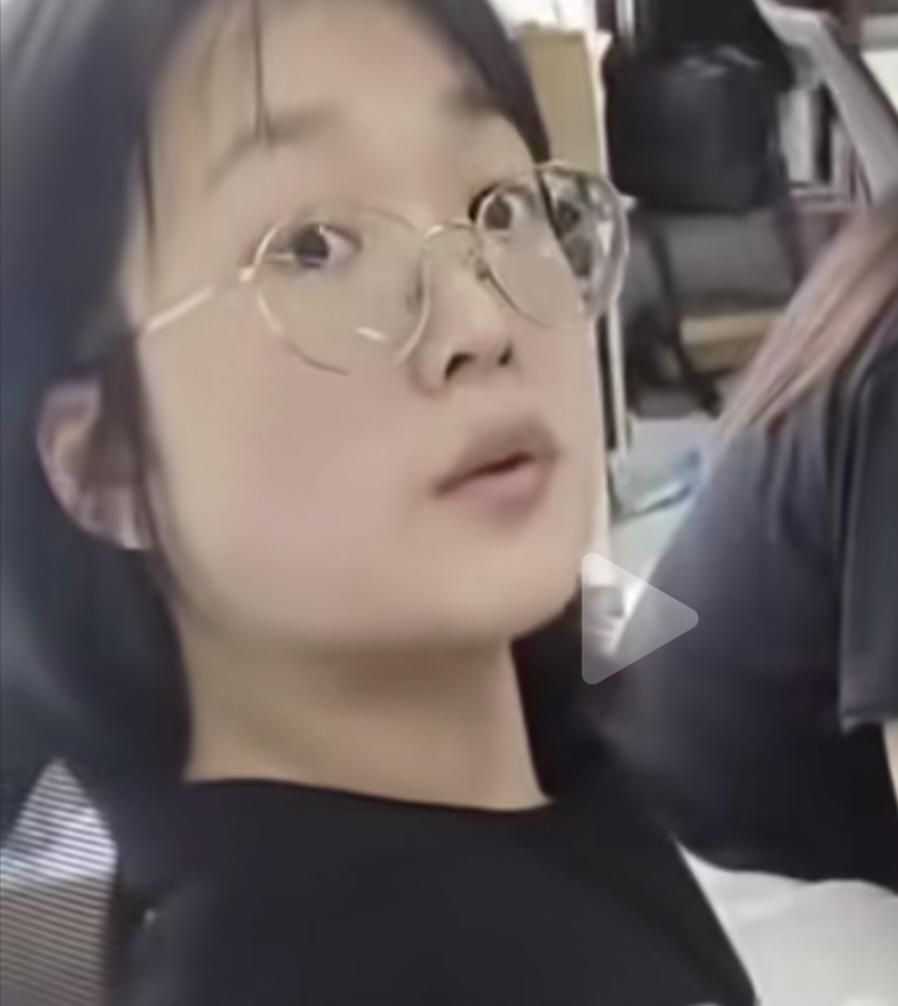 外卖员给这女的送外卖，为了省时间就说我放在楼下你来拿。女的不愿意，骑手就先送一