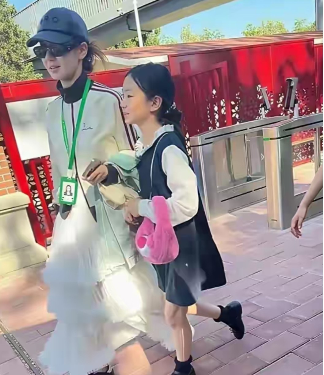 戚薇，女儿这么小还是不要穿这样的鞋子，活动起来不方便。