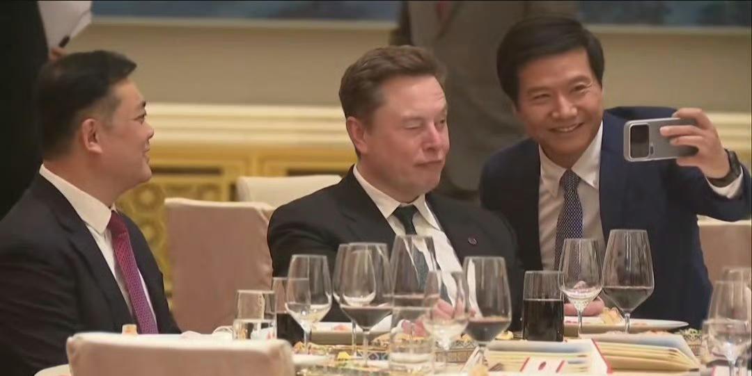 5月14日，宴会现场，小米董事长雷军找特斯拉CEO马斯克自拍，旁边是福耀玻璃董事