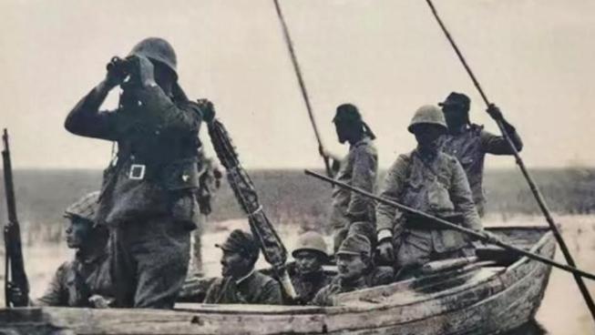 1944年，游击队因叛徒告密，躲进芦苇荡里啃了一个月芦苇，出来后却看到一名吃得白