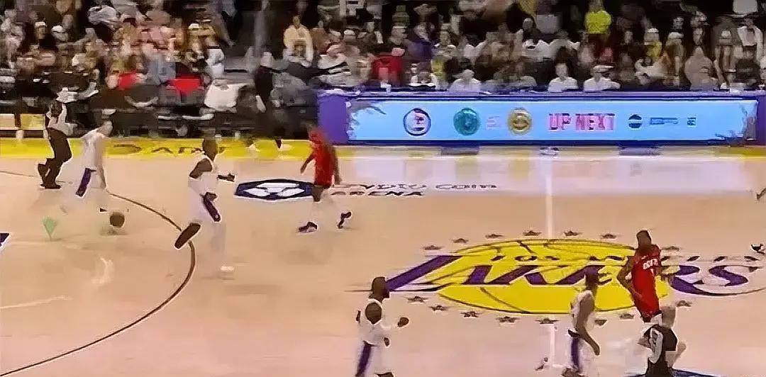 别再怪东契奇的大腿了。湖人输给火箭，是因为他们“跑不动”也“抢不过”一群孩子。