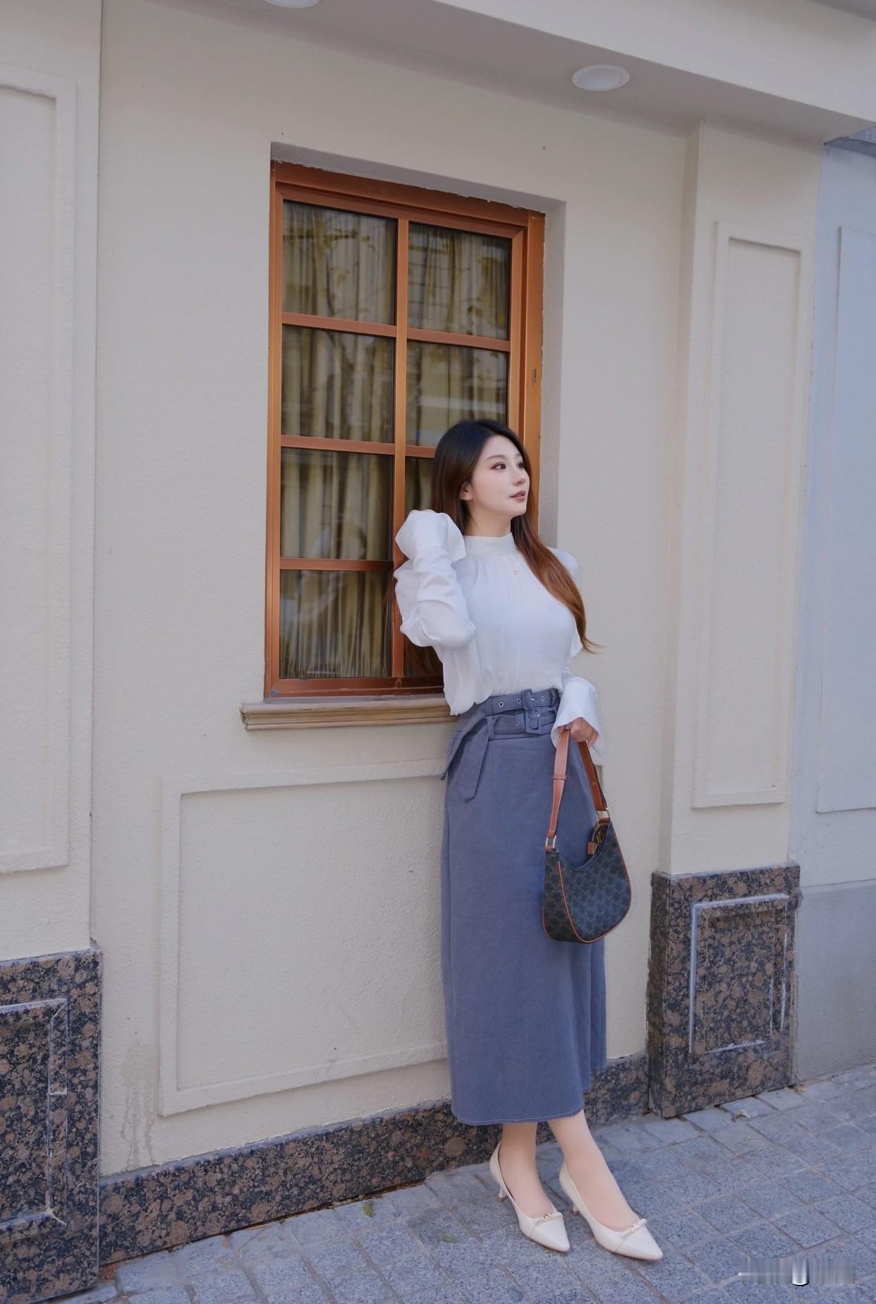 体态上，她们身姿挺拔，步伐轻盈，仿佛自带光芒。就像舞台上的天鹅，举手投足尽显自信