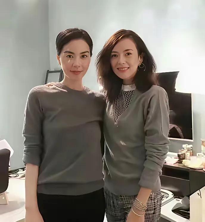 这张同框真的越看越有味道。王菲和章子怡，都穿灰色系针织，打扮朴素低调，不刻意修