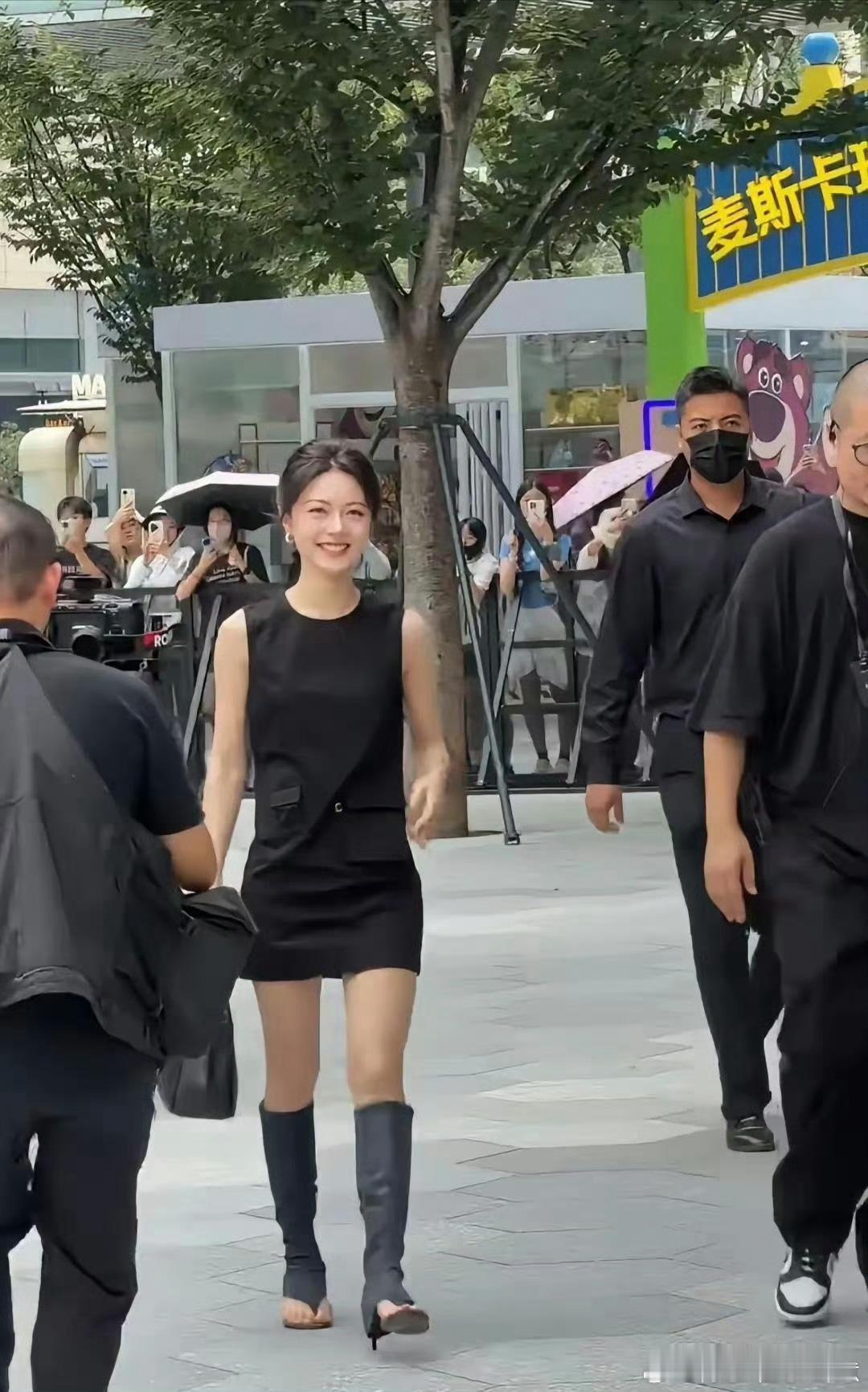 赵今麦属于典型的真人优于镜头的美女，线下生图远比荧幕上更加出彩。​​​