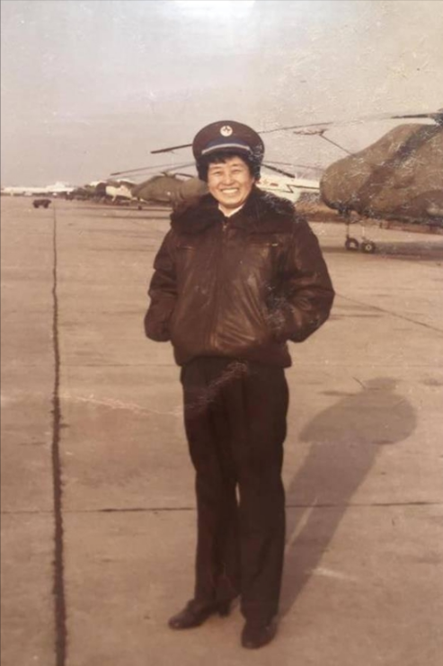 1964年，28岁女飞行员，被派往西北执行绝密任务，上飞机前摄影师准备给她拍照。