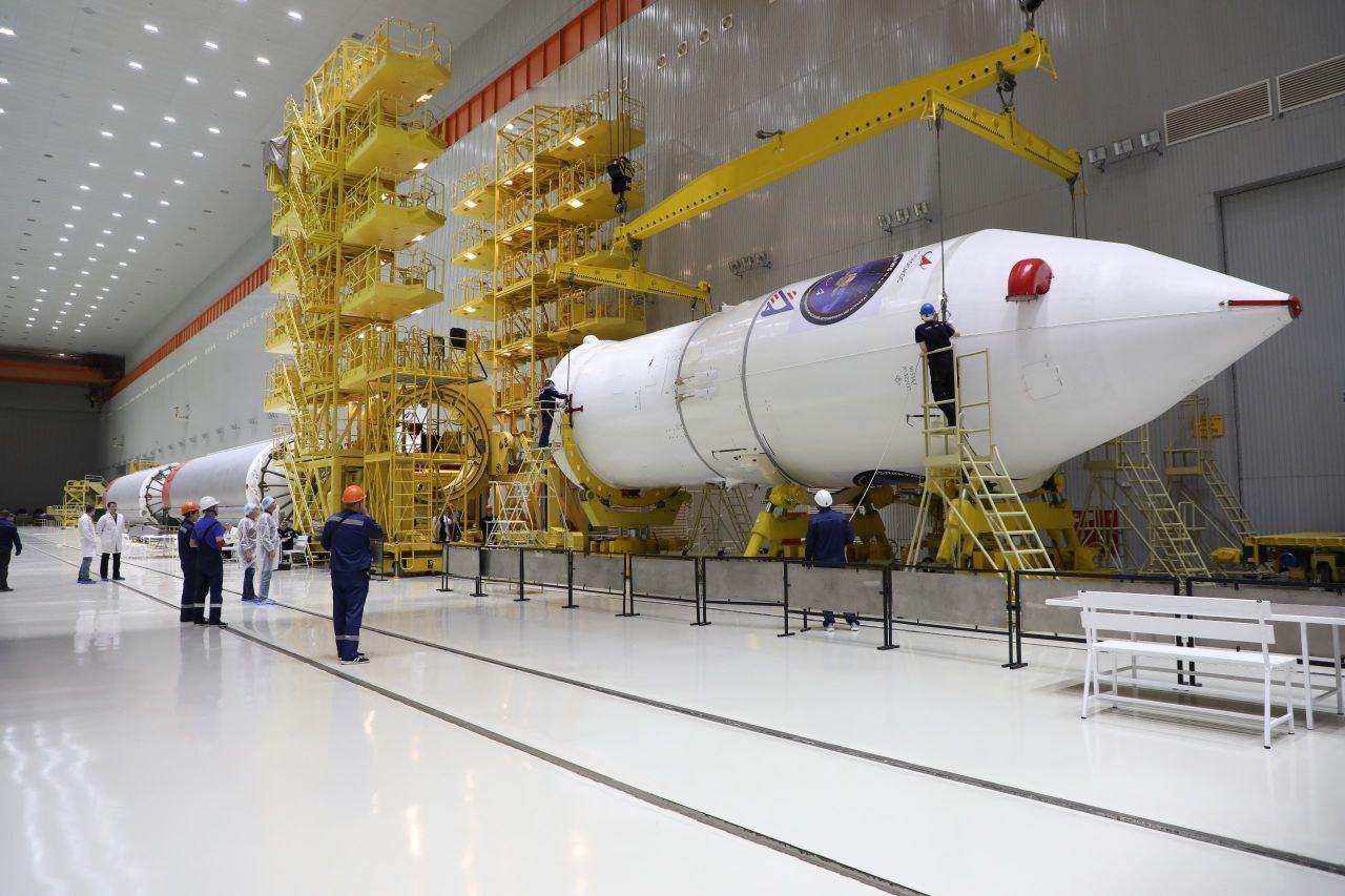 【质子-M火箭完成载荷整流罩组合体与上面级的整合】在拜科努尔（Baikonur）