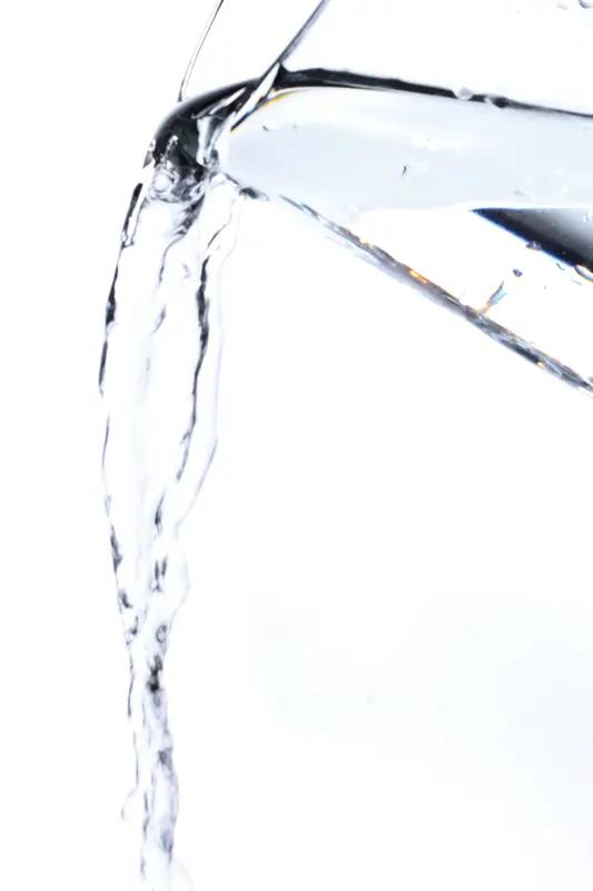 早晨起来喝一杯水，选择可不少。喝白开水就很不错，它能快速补充身体一夜流失的水分，