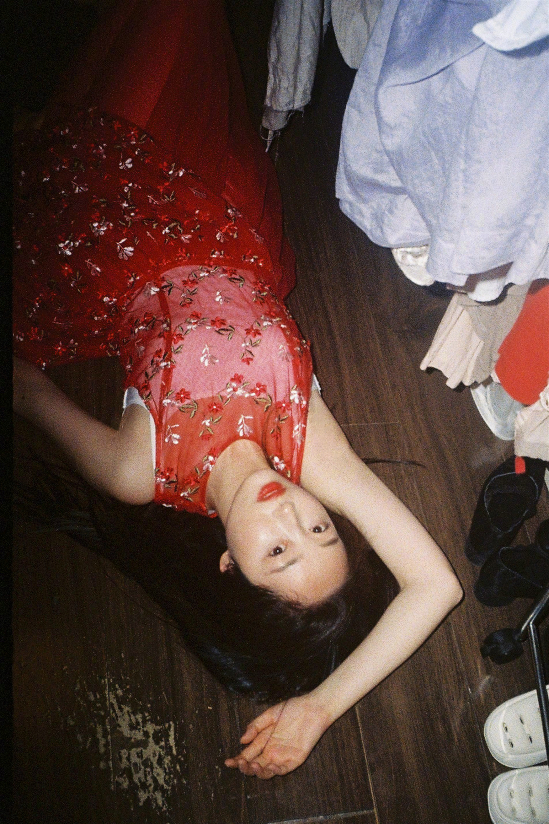 蒋梦婕秋日私服穿搭，穿红纱裙的小仙女​​​