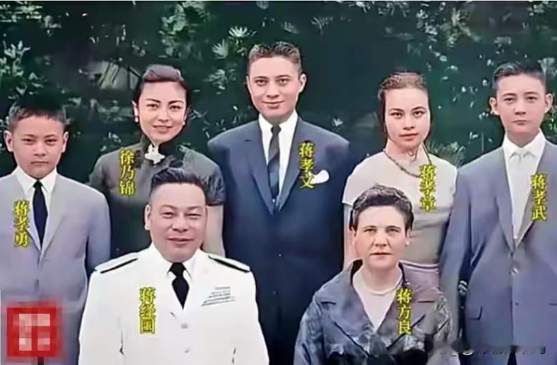 蒋经国的女儿已经够美了，没想到他大儿媳徐乃锦更美，美丽的姑嫂俩就是两朵迷人的女人