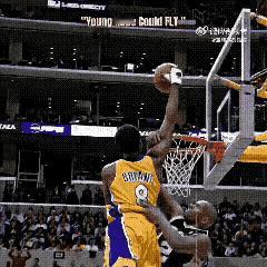 巅峰期的科比究竟能不能摸到NBA的篮板上沿？以下这个镜头让当年的球迷产生了一系列