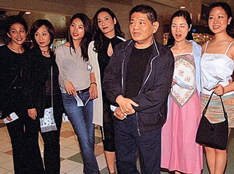 这哥们儿当年在台湾把钱当纸烧，包养上百个情人随手就送豪宅，结果报应来得贼快，最后
