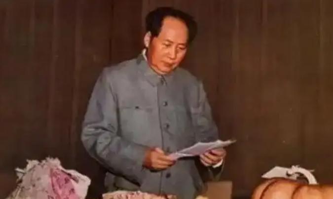 以前在中南海给毛主席做饭的王近仁后来讲过，主席吃饭有个死规矩，只定大框框，从不在