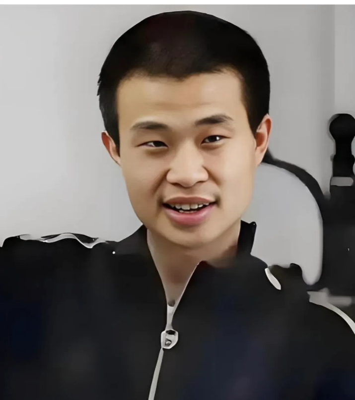 韦东奕的天才之路：被北大长聘，年薪百万，不考核，心无旁骛！韦东奕在8月