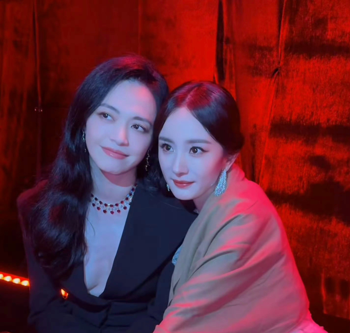 杨幂姚晨倪大红受害者同框姚晨姐姐也说生万物好火啊，她周围人都在追剧。两个人都