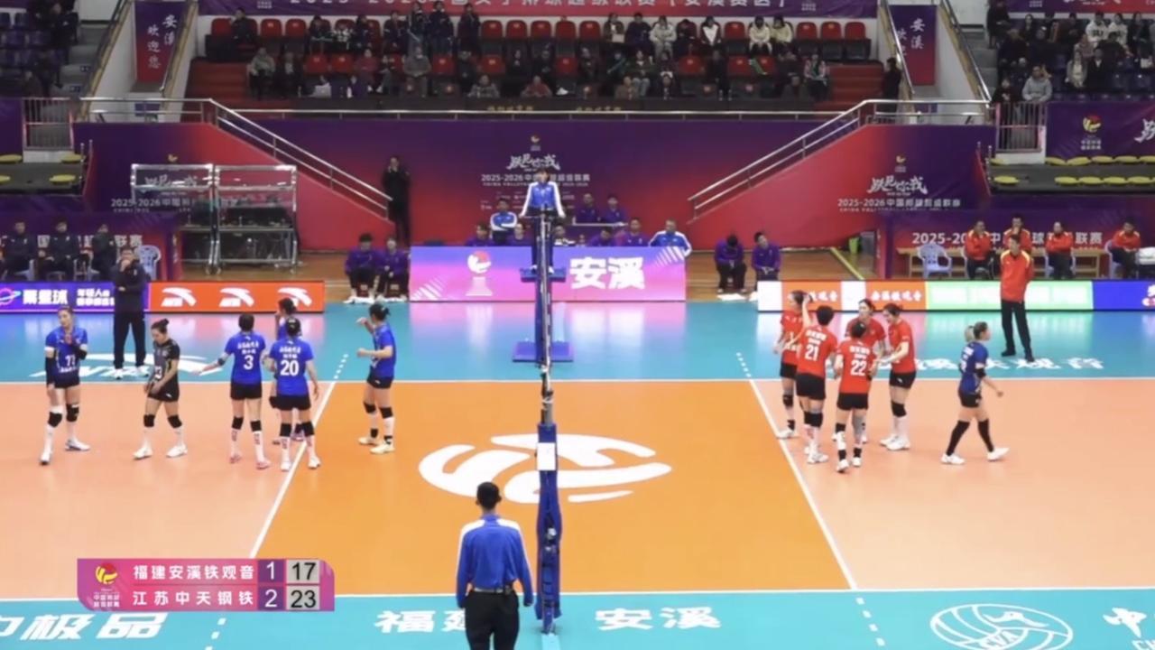 江苏女排3-1战胜福建女排，在第四局形势占优的情况下，主帅施海荣大面积使用替补，