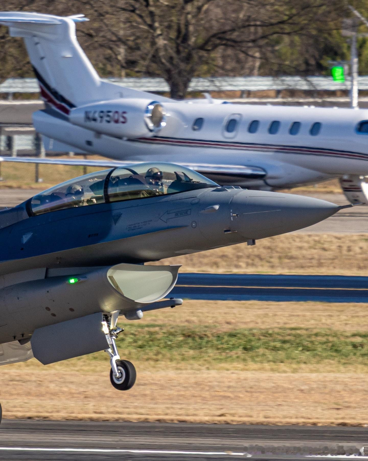 台伪空军首架F-16DBlock706831在格林维尔首飞，由于交付推迟，