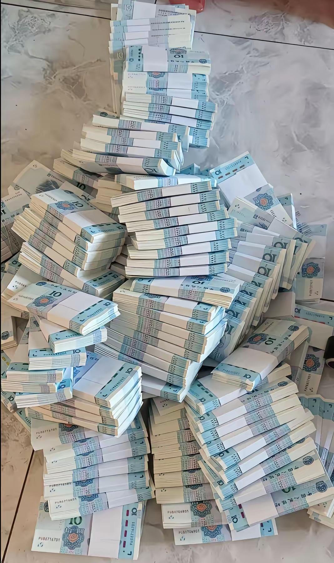 过年呀，换了一堆新钞票，给孩子们发压岁钱。