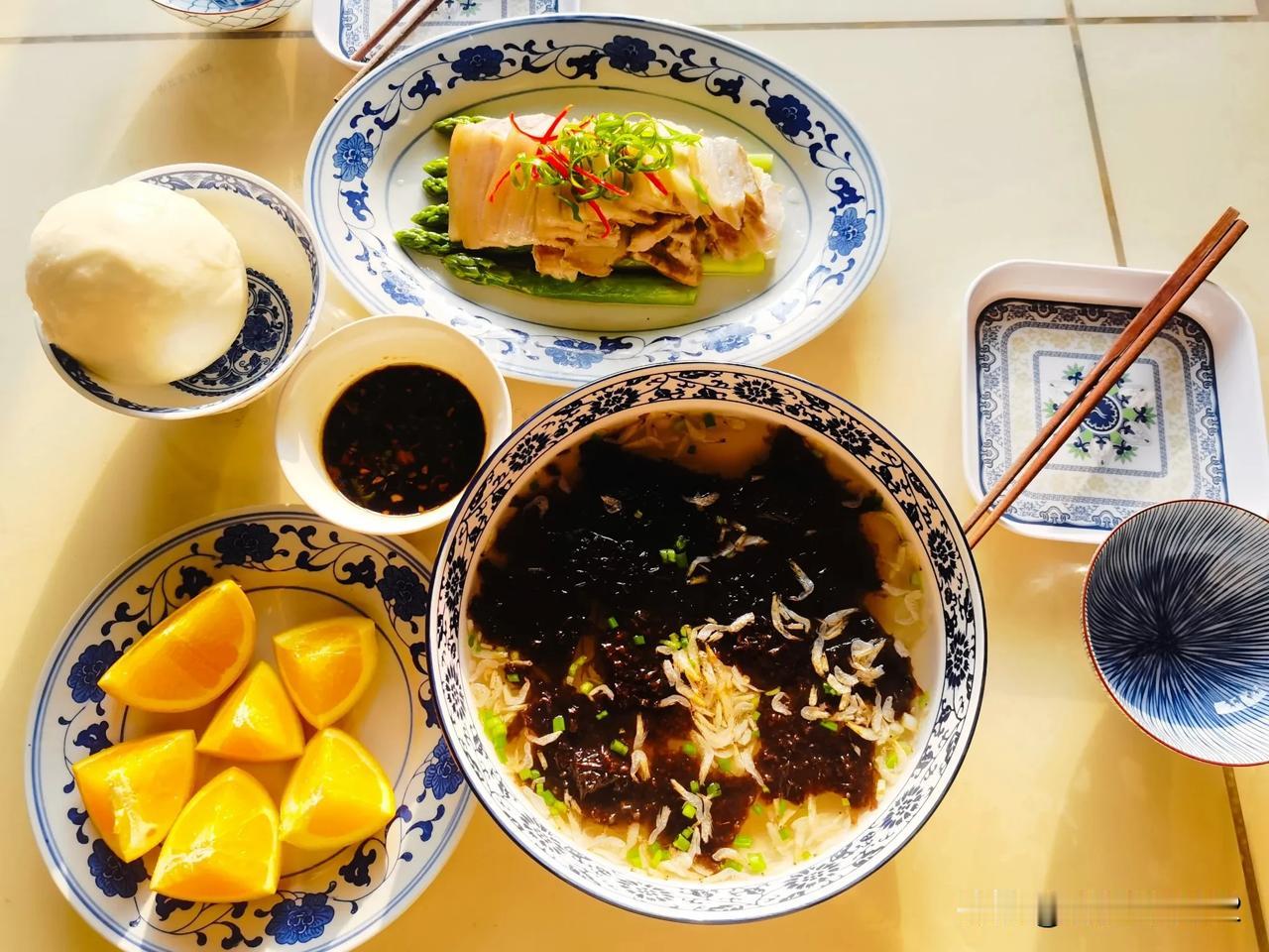 一大早，老婆就在家里翻箱倒柜，乒乒乓乓的，我赶紧跑到房间里，问到，你在干什么呢？