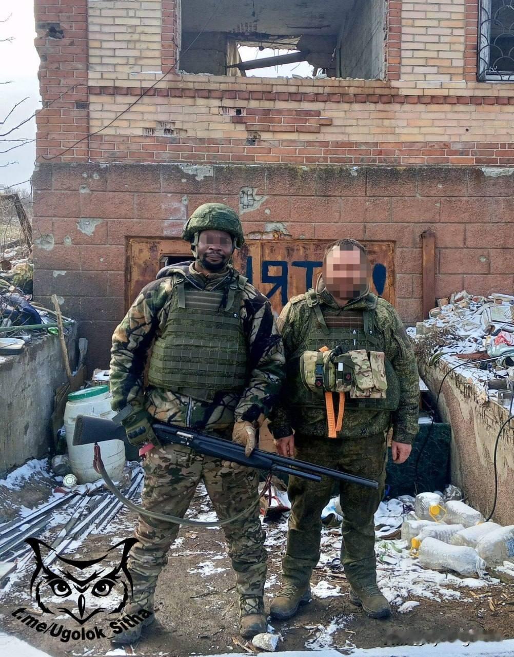 🇷🇺一名身材魁梧的顿涅茨克矿工，手持MP-155滑膛半自动步枪，随时准备开火