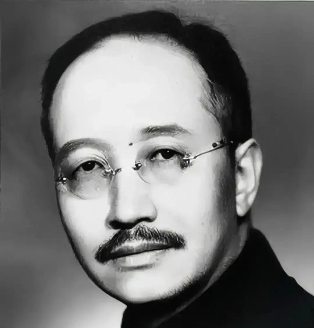 1924年，章士钊和一个歌女同居，妻子吴弱男知道后，带着三个儿子上门大闹，章士钊