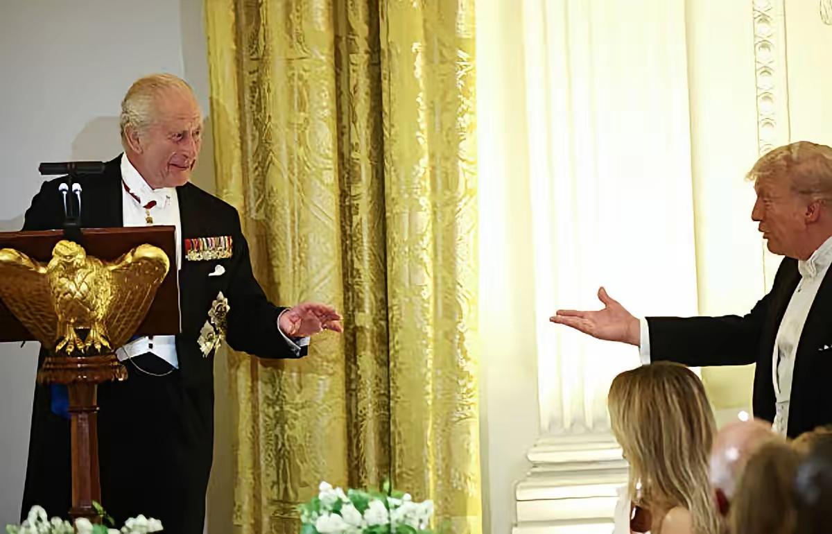 查尔斯国王在演讲中再次展现了他的幽默感，拿美国的殖民历史跟总统开了个玩笑。查