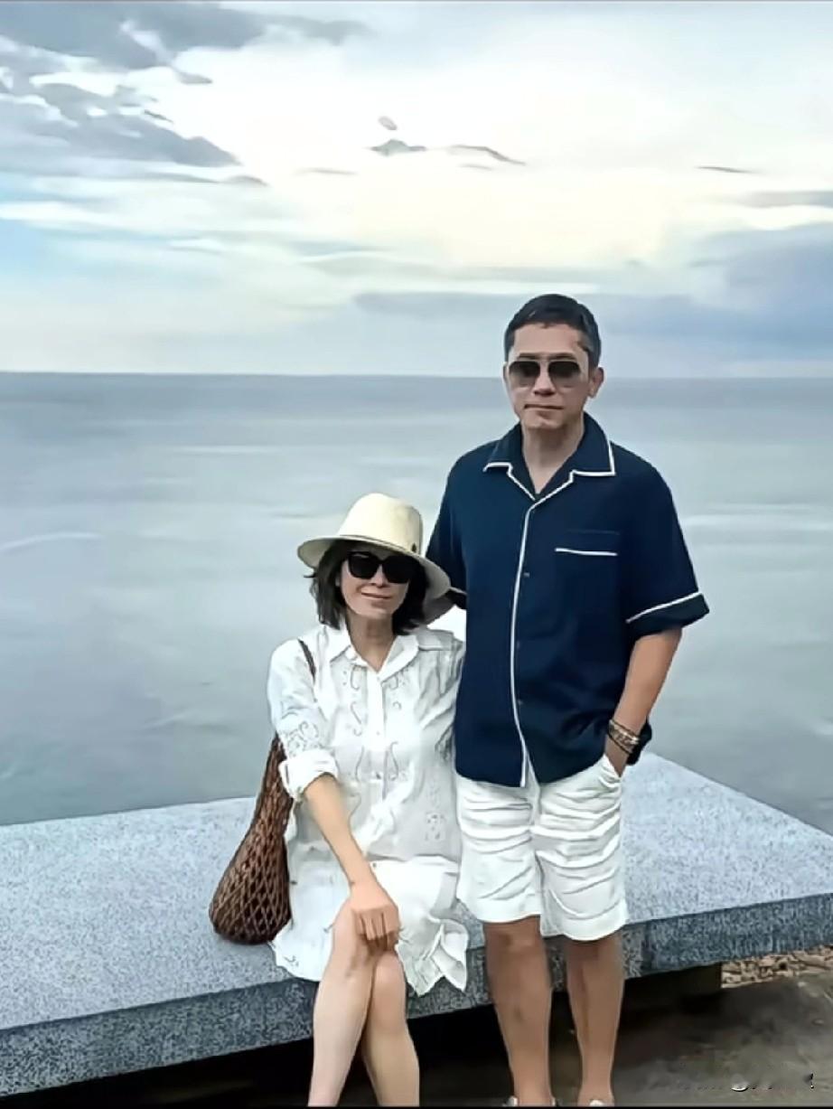 我看了梁朝伟和刘嘉玲的泰国近照，才彻底想通一件事：男人最终需要的，根本不是什么灵