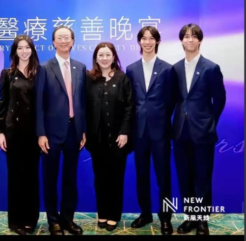 伏明霞最新全家福，老公仍是精瘦干练，三个孩子都已长大成人，都随了父亲的痩，又遗传