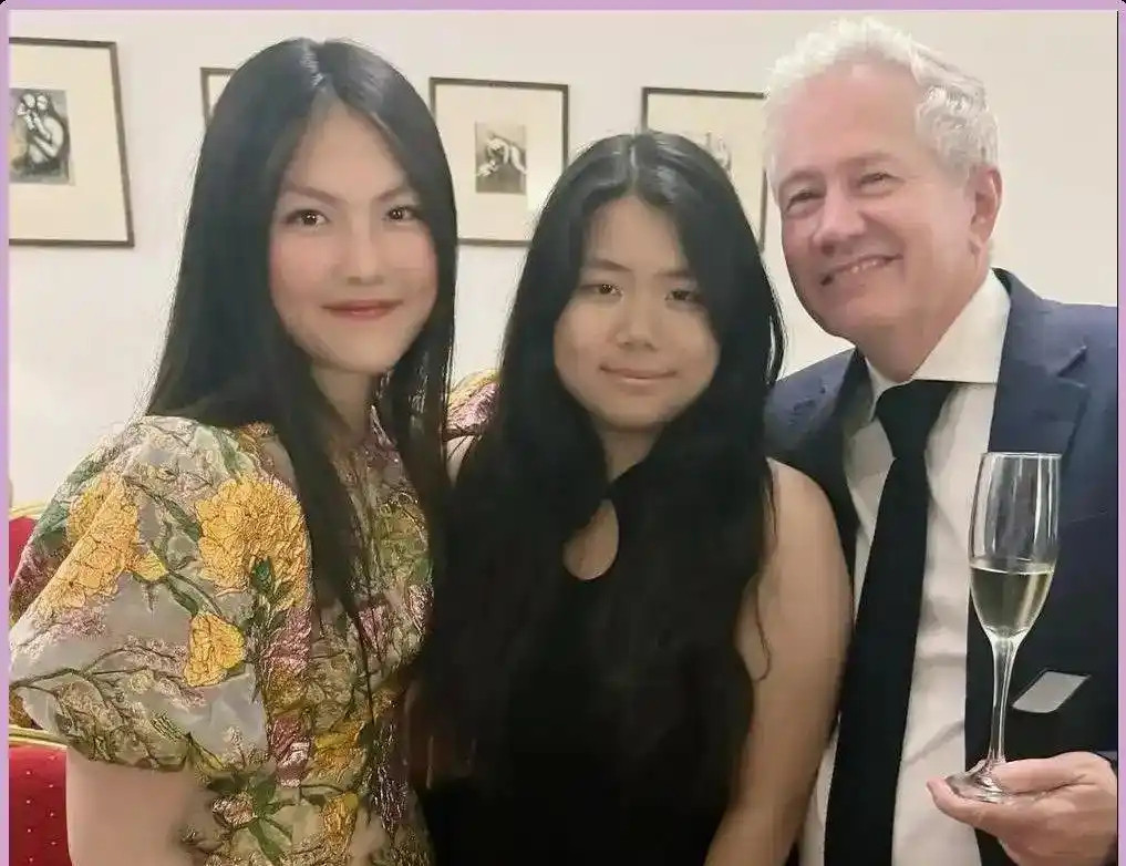 15岁王诗龄陪妈妈伦敦赴宴，网友看完照片忍不住感叹：这差距也太明显了吧，到底怎样