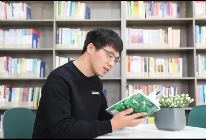 不知道大家发现没有，以前是名家辈出，比如鲁迅、茅盾、郭沫若、老舍、冰心等等，可近