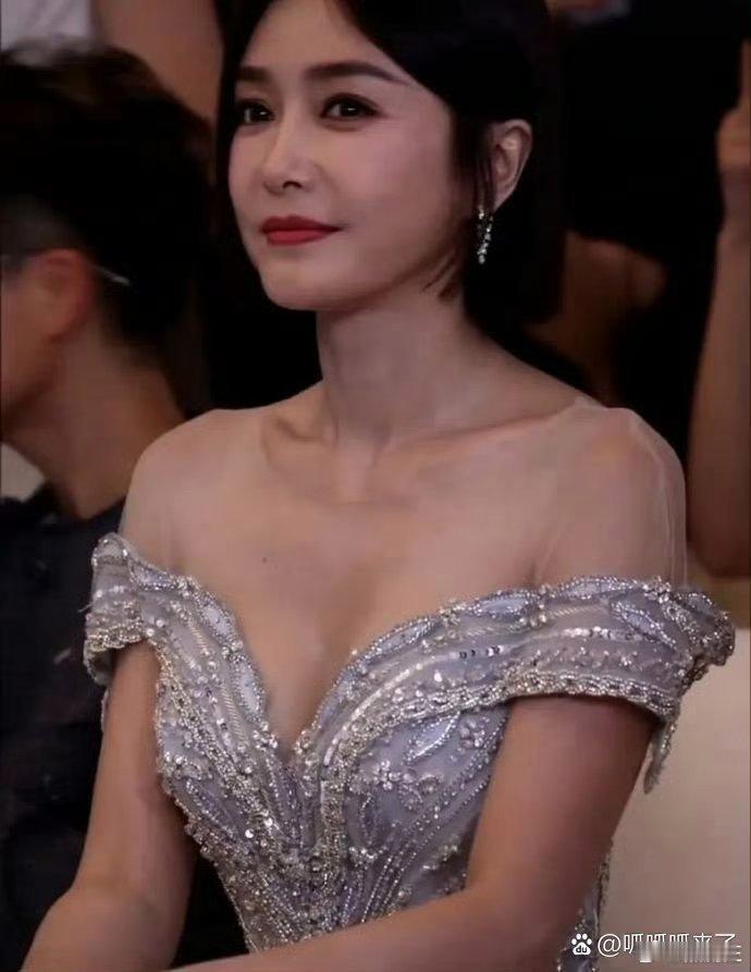 秦岚这款露肩礼服原来还有一层薄纱，不仔细看还真看不出来