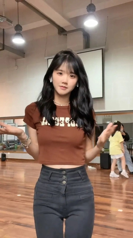 井川里予晒比基尼照井川里予晒的比基尼照真的好治愈！在普吉岛的阳光下，她笑得自在又