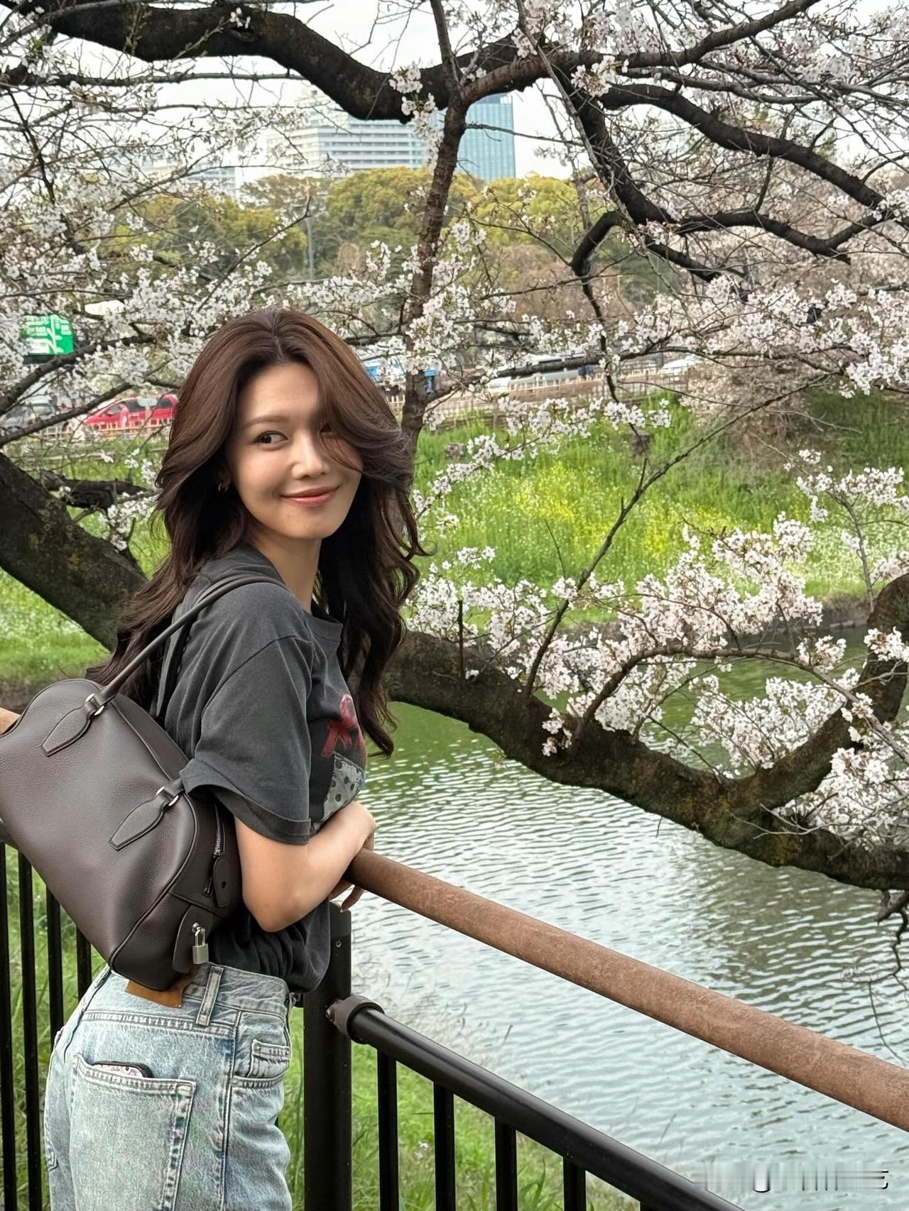 近日，演员崔秀英在Instagram上传了多张照片。公开的照片中，崔秀英驻足湖畔