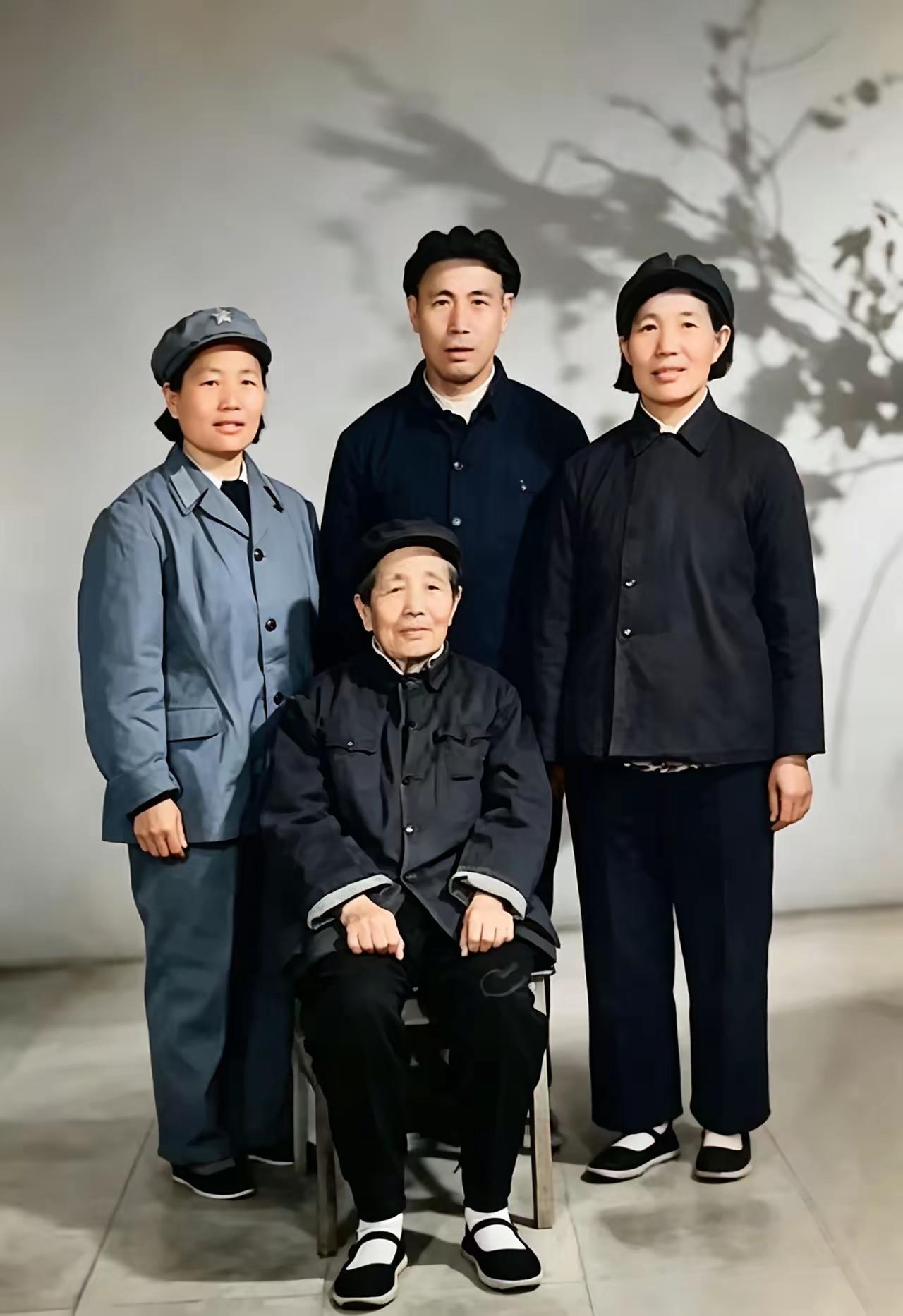 杨金莲是长征中年龄最大的女红军战士，当时她60岁了爬雪山过草地多少年轻的战士都倒