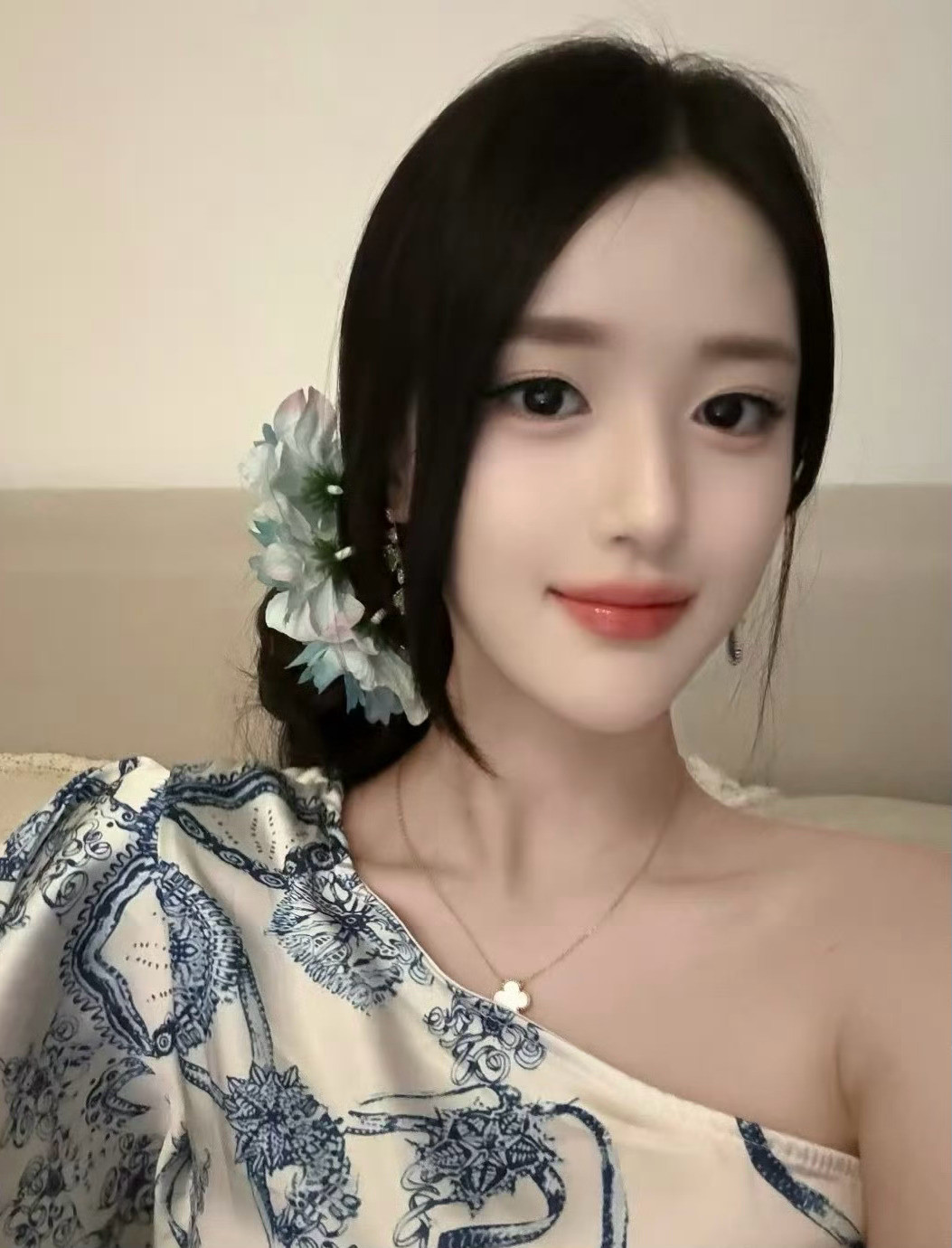 感觉可以拍个立绘出逃计划（在韩版🦋cr.诗者小莹​​​