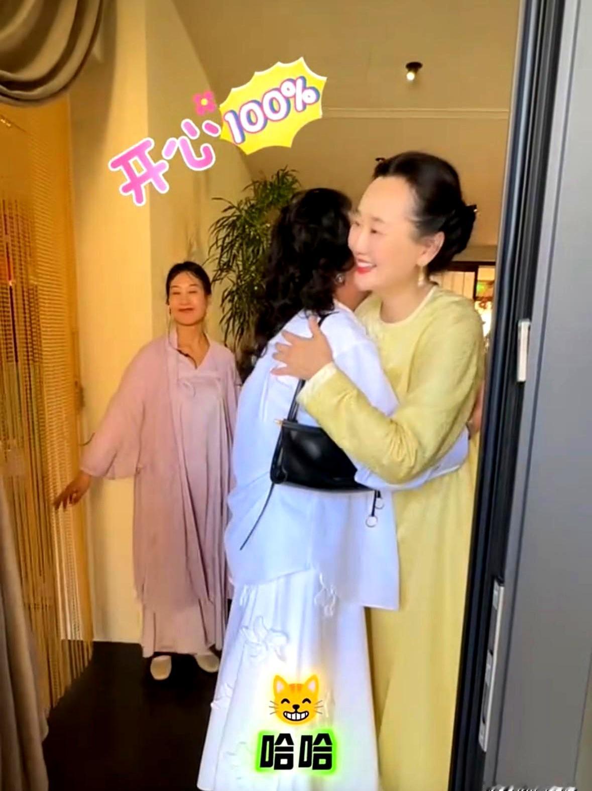 兰姐和嘉玲姐同框！这画面真有点意思。4月10号，SK-II活动现场，嘉玲