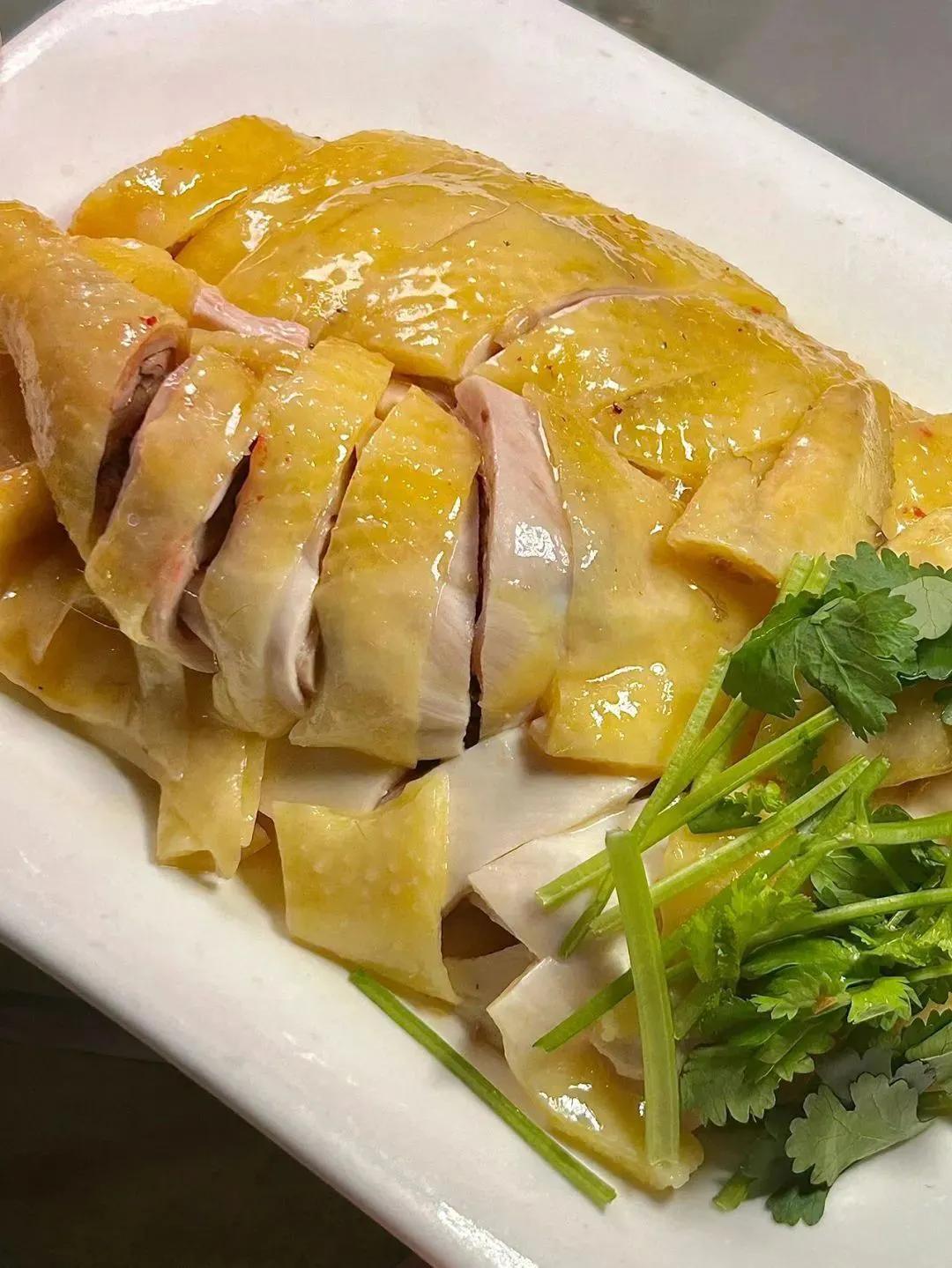 和我姐夫从广州回高州，他总是喜欢去小饭店点这几样菜式。其一，白切鸡皮黄肉白，