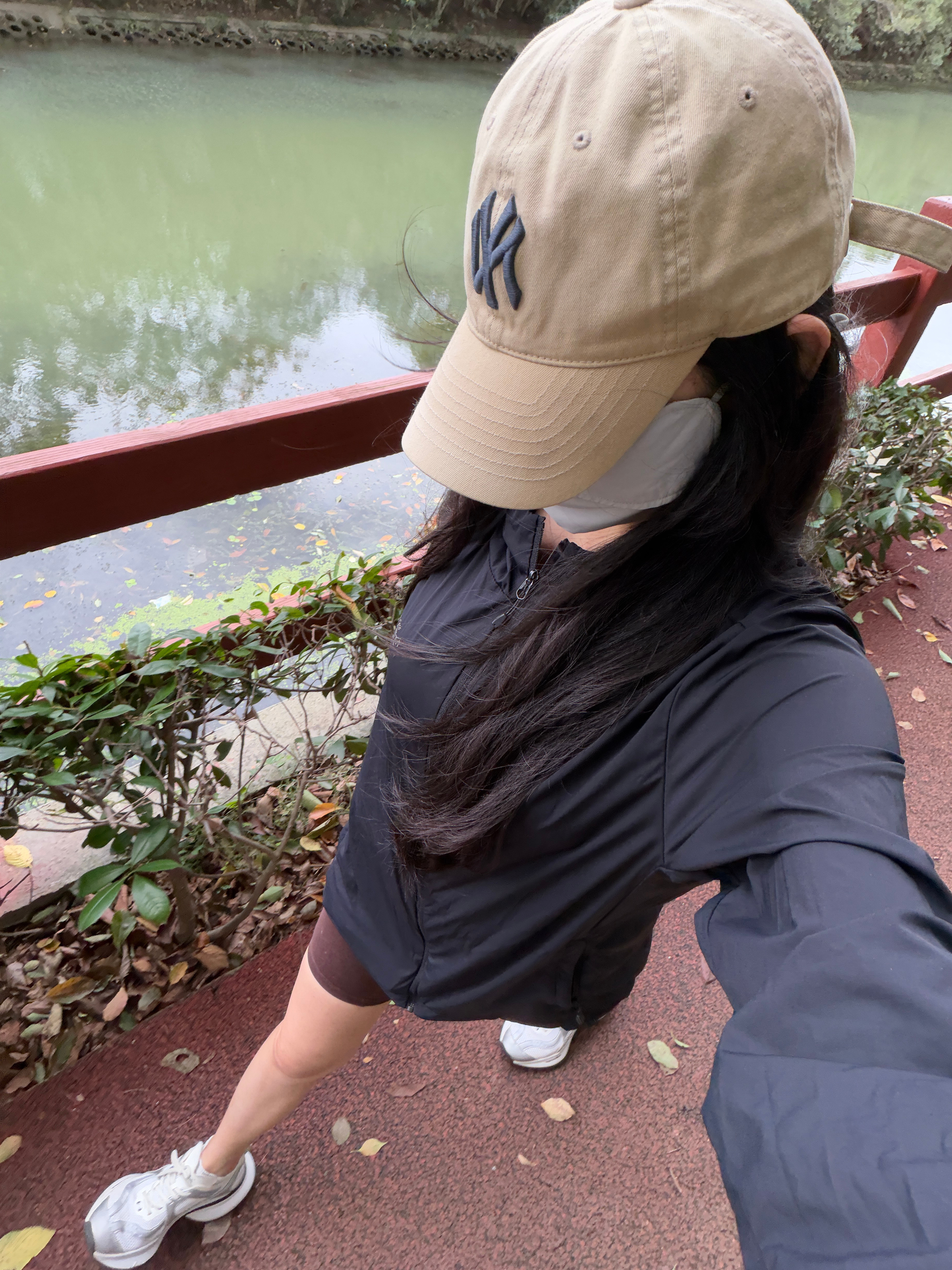 上海最舒服的天气～朋友在店里忙，我主动承担起遛铁仔的责任！体验一下退休之后遛狗的