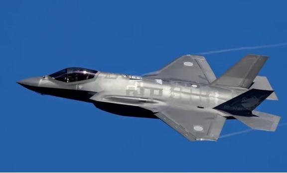 美军曾经一直搞不明白，为啥自己的主力战机F-35刚从日本基地起飞，飞行不到200