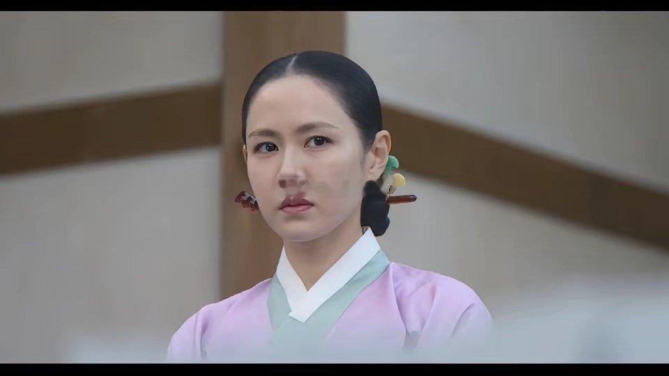 孙艺珍在其最新作品《调情丑闻》里的造型，你觉得好看吗？​​​