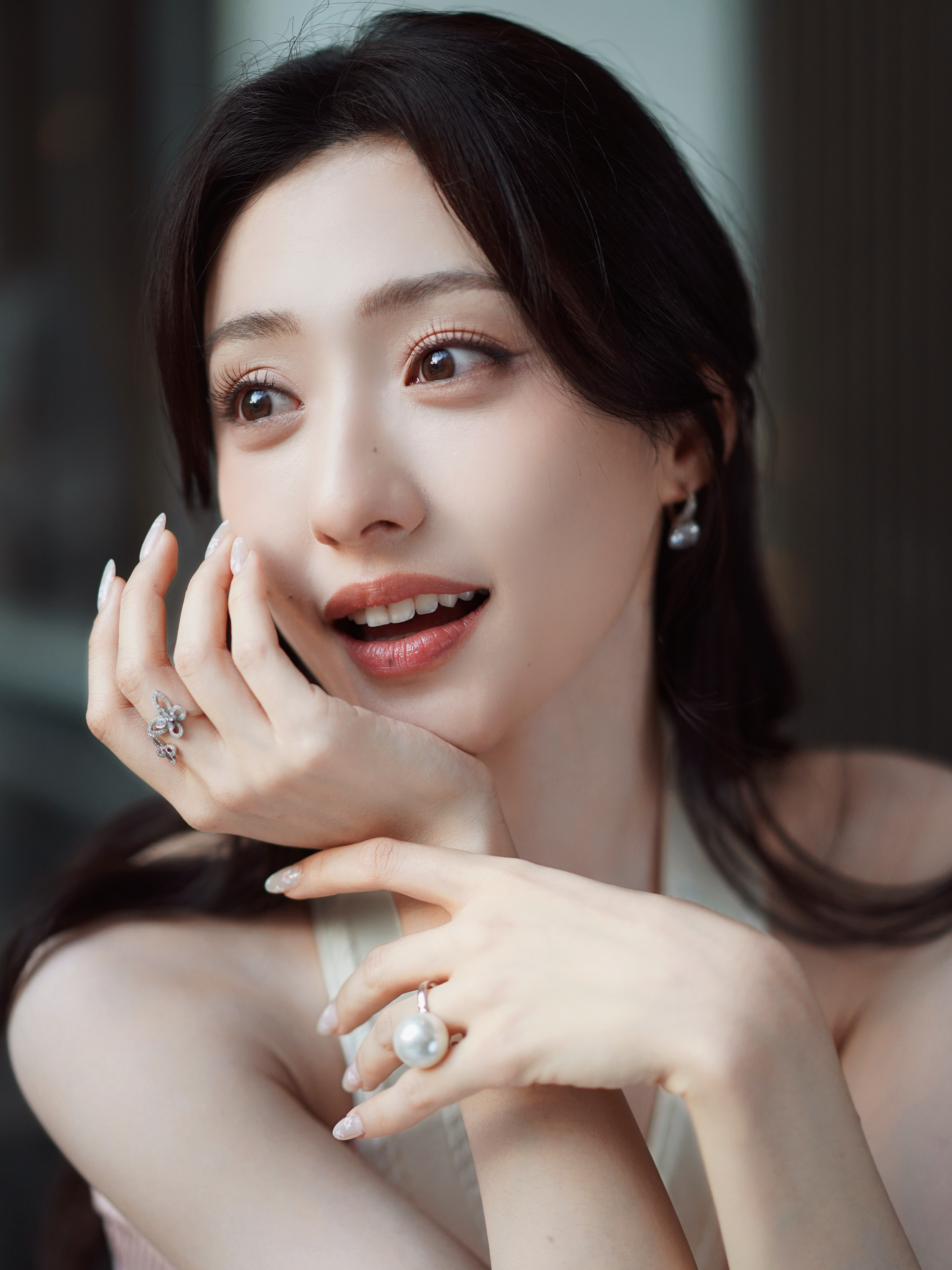 胡连馨. 皮肤通透，五官比例恰到好处，自带温婉灵气，美得很舒服。