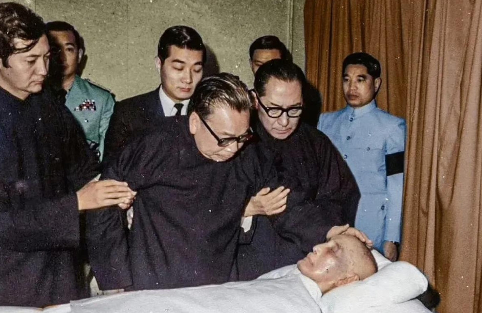 1975年4月5日清明节，蒋介石因心脏病在台北士林寓所去世，终年88岁。照片是蒋