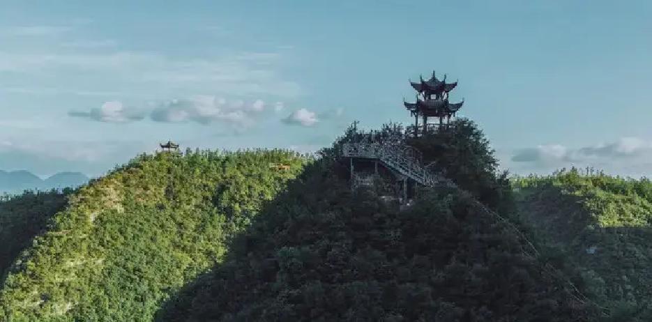 重庆大山里，一座藏了上千年的古观里，一位老人整整守了50年，偏僻到几乎没人来，他